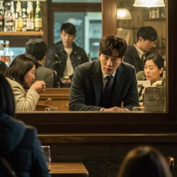 전문조사원이 보안사항을 점검합니다.